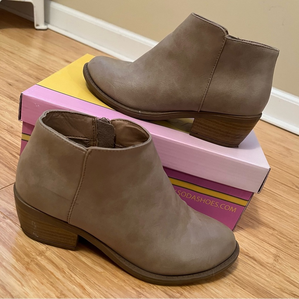 Soda taupe ankle boots 6.5 - Picture 3 of 4